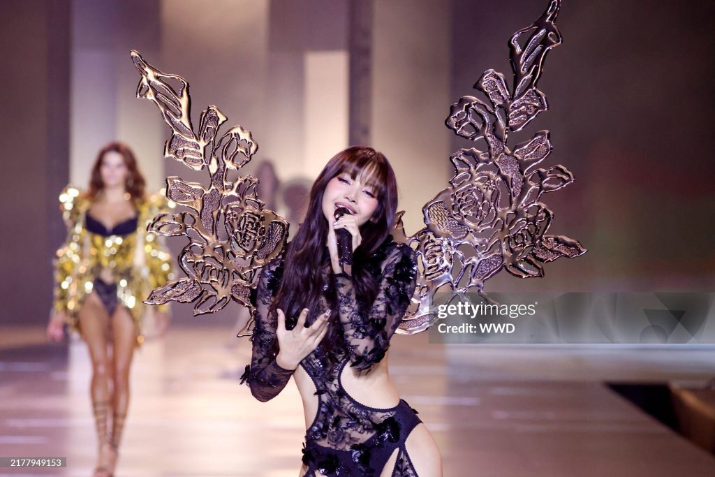 Lalisa Manobal (LisaBlackpink) Sexy Tại Victoria Serect 2024